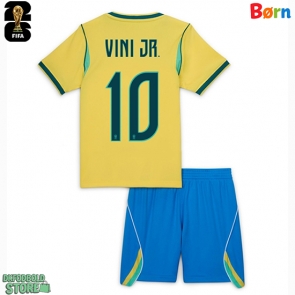 Brasilien Vinicius Junior #10 Replika Babytøj Hjemmebanesæt Børn VM 2026 Kortærmet (+ Korte bukser)